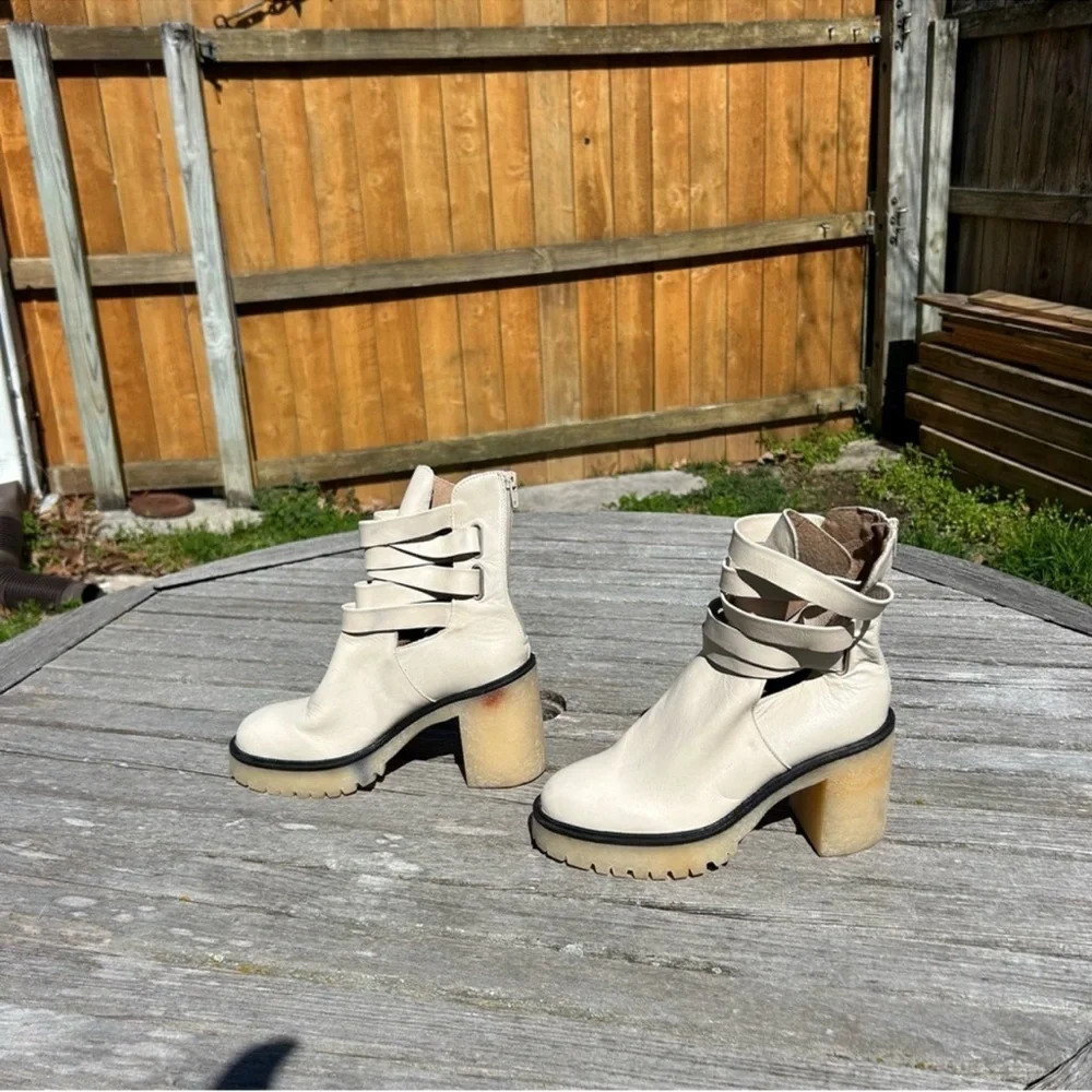 Free People Jesse cutout heeled Boots  size 39 ( 8.5 us)‎